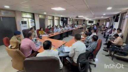 ચોરાસી: અઠવા લાયન્સ ખાતે જિલ્લા કલેકટર ડોક્ટર સૌરભ પારગીની અધ્યક્ષ સ્થાને જનજાગૃતિ અંગે ઓપરેશન અંગે બેઠક યોજાઇ હતી.