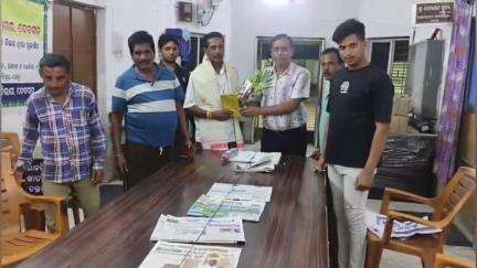 ଦେବଗଡ: ଜିଲ୍ଲା ସୂଚନା ଓ ଲୋକସମ୍ପର୍କ ଅଧିକାରୀଙ୍କ କାର୍ଯ୍ୟାଳୟରେ ସମ୍ବର୍ଦ୍ଧନା ସଭା ଓ ଅବସରପ୍ରାପ୍ତ ଶିକ୍ଷିତ ପିଅନଙ୍କୁ ସମ୍ବର୍ଦ୍ଧନା