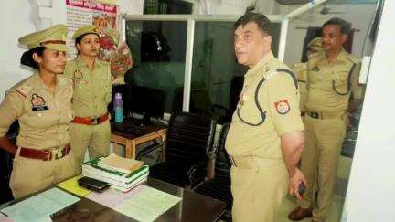 टांडा: शनिवार को पुलिस अधीक्षक विद्यासागर मिश्र ने थाना टांडा का आकस्मिक निरीक्षण किया
