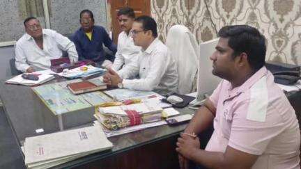 प्रतापगढ़: जल स्वावलंबन पखवाड़ा को लेकर नगर परिषद आयुक्त ने धोबी समाज के साथ नगर परिषद में की बैठक