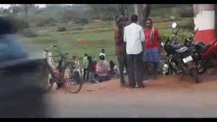 सरैयाहाट: सरैयाहाट/दुमका भागलपुर स्टेट हाईवे पर रानी सोनावती स्कूल के पास दारू की दुकानें