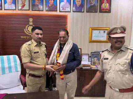 टीकमगढ़: सहायक उप निरीक्षक चंद्रपाल अहिरवार हुए सेवानिवृत्त, पुलिस अधीक्षक कार्यालय में एसपी ने दी विदाई