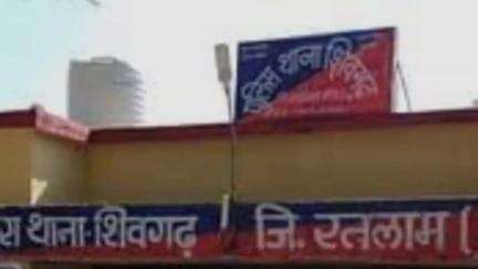 सैलाना: शिवगढ़ पुलिस ने ग्राम तलब बोर्डिं से एक युवक को अवैध शराब के साथ पकड़ा, मामला दर्ज