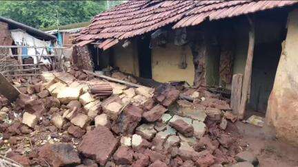 ଲକ୍ଷ୍ମୀପୁର: ବର୍ଷାରେ କାନ୍ଥ ଭୁଷୁଡି ଅଳ୍ପକେ ବର୍ତିଲେ ଚକର୍ଲିପୁଟରେ ବୃଦ୍ଧ ଦମ୍ପତି, ସହାୟତା ପାଇଁ ନିବେଦନ