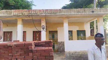 चंदौसी: गांव मोहम्मदपुर काशी में सामुदायिक शौचालय पर पानी की व्यवस्था न होने से ग्रामीणों को शौच करने में हो रही परेशानी
