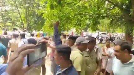 খড়গপুর ১: খড়গপুরে সাবল হাতে রেলের দেওয়া প্রাচীর ভাঙতে বেরোলো এলাকাবাসীরা, শামিল হলো TMC BJP, অভিযোেগ শোনালো কাউন্সিলররা