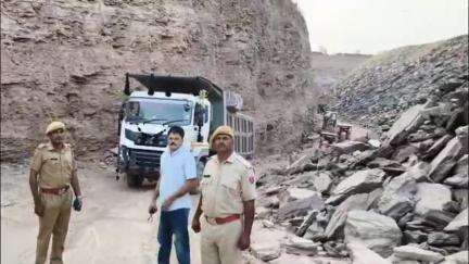 माण्डलगढ़: ब्रजपुरा की सरकारी भूमि पर बड़े पैमाने पर सेंडस्टोन का अवैध खनन, वन विभाग की टीम ने किया अवैध खनन का खुलासा