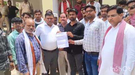 मऊरानीपुर: मऊरानीपुर में सपा नेता ने समर्थकों के साथ उपजिलाधिकारी को मुकदमा वापस लेने को लेकर सौंपा ज्ञापन