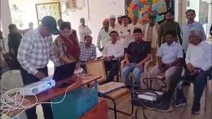 बरघाट: बरघाट जनपद कार्यालय में ईवीएम द्वारा मतदान प्रक्रिया की जानकारी दी गई, अधिकारी व जनप्रतिनिधि रहे शामिल