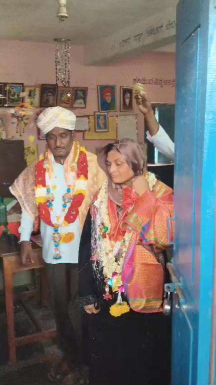 ರಾಯಚೂರು: ಕನ್ಯಾದೊಡ್ಡಿ ಶಾಲೆಯ ಶಿಕ್ಷಕರಿಗೆ ವಯೋನಿವೃತ್ತಿ; ದಂಪತಿಗೆ ಹೂವಿನ ಮಳೆ