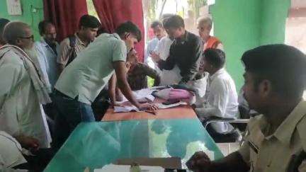 चेनारी: चेनारी थाना परिसर में शनिवार को जनता दरबार का आयोजन हुआ