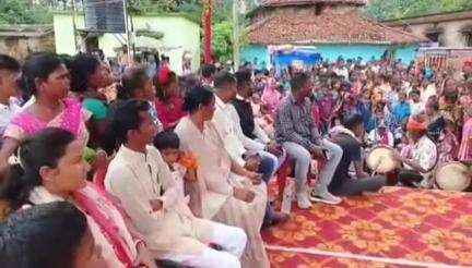 चक्रधरपुर: भरनिया गांव में छऊ नृत्य प्रतियोगिता का आयोजन, सांसद जोबा माझी उपस्थित रहीं
