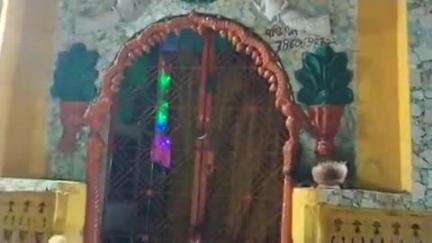झांसी: कलारी चौराहा हनुमान मंदिर के बगल में लगते नॉनवेज के ठेले, मंदिर आने वाले श्रद्धालु ने वीडियो बनाकर किया वायरल