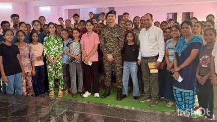 बेरला: नगर पंचायत साजा में समाधान महाविद्यालय द्वारा आयोजित समर कैंप में लेफ्टिनेंट राहुल वर्मा ने दिया कैरियर गाइडेंस