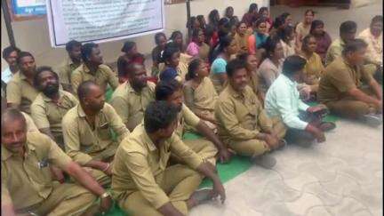 ಮುಳಬಾಗಿಲು: ಪೌರಕಾರ್ಮಿಕರ ವಿವಿಧ ಬೇಡಿಕೆಗಳನ್ನು ಈಡೇರಿಸುವಂತೆ ಆಗ್ರಹಿಸಿ ನಗರದಲ್ಲಿ ಪ್ರತಿಭಟನೆ