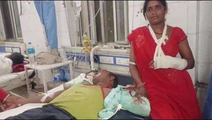 छोटी सरवन: दानपुर कस्बे में बाइक को अज्ञात वाहन ने मारी टक्कर, दंपति को लगी गंभीर चोट, एमजी अस्पताल में उपचार जारी