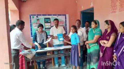 नीम चक बथानी: प्राथमिक विद्यालय पत्थरकट्टी में बच्चों को ऑनलाइन पढ़ाई के बारे में जानकारी दी गई और क्विज कराया गया