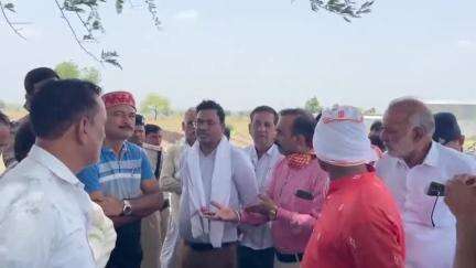 खातेगांव: खातेगांव रेलवे लाइन के लिए खेत में पहुंचे अधिकारी, भूमि अधिग्रहण को लेकर किसानों से हुई नोकझोंक