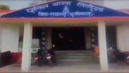लैलूंगा: लैलूंगा सहित ग्रामीण क्षेत्रों में खुले आम बिक रही है देशी महुआ शराब, पुलिस विभाग पर उठ रहे सवाल