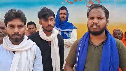शहाबगंज : डबल इंजन की सरकार में दलितों की बस्ती में पानी के लिए अनसुनी बने शासन सत्ता के अधिकारी । गुहार लगाने पहुंचे गरीबों के मसीहा शैलेश कुमार आजाद समाज पार्टी जिलाध्यक्ष ।