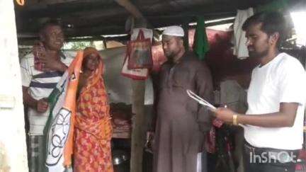 ক্যানিং ২: কালুগাছি ৮২ নম্বর বুথে জনসংযোগ তৃণমূলের, উপস্থিত অঞ্চল প্রধান