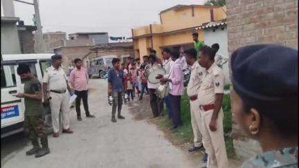 साहेबगंज: अंडोल गांव: कांड संख्या 580/24 के फरार अभियुक्त के घर पर पुलिस ने चिपकाया इश्तिहार