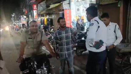 खंडवा नगर: खंडवा के घंटाघर चौक पर यातायात विभाग के जवानों के साथ ठेला चालक ने की कार्रवाई