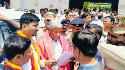 ಬೀದರ್: ಕನ್ನಡಿಗ ಸಿಬ್ಬಂದಿಗಳೊಂದಿಗೆ ಅನುಚಿತವಾಗಿ ವರ್ತಿಸುವ ಅಧಿಕಾರಿ ಅಮಾನತು ಮಾಡಿ; ನಗರದಲ್ಲಿ ಸಚಿವ ವಿ. ಸೋಮಣ್ಣಗೆ ಕನ್ನಡ ಪರ ಸಂಘಟನೆಗಳಿಂದ ಒತ್ತಾಯ