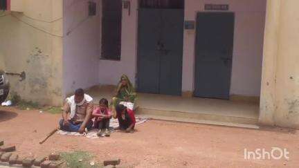 फरेंदा: भूमि विवाद में दिव्यांग परिवार ने चकबंदी कार्यालय फरेंदा में धरना दिया, लेखपाल-कानूनगो पर लगाया उत्पीड़न का आरोप