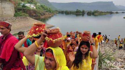चेनारी: सदोखर गांव में आयोजित सहस्त्र चंडी महायज्ञ के कलश यात्रा में उमड़ी हजारों की भीड़