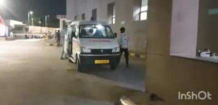 દાહોદ: શહેરના હોસ્પિટલમાં ઝાડ પરથી પડી જતા મધ્યપ્રદેશની 12 વર્ષની યુવતીને સારવાર માટે હોસ્પિટલ ખસેડાઈ