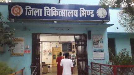 भिंड: नुन्हाटा गांव के समीप टमटम वाहन की टक्कर से बाइक सवार युवक हुआ घायल, जिला अस्पताल में भर्ती