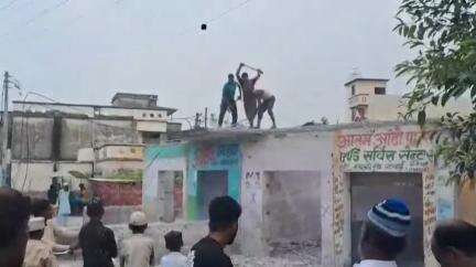 शाहाबाद: पटवाई कस्बा में 14 दुकानों और एक मदरसे की दीवार को लोगों ने प्रशासन की जेसीबी के डर से खुद तोड़ना शुरू किया