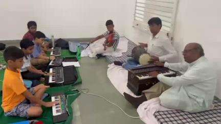 सांगानेर: जेकेके में जूनियर समर कैंप में सिंथेसाईज़र की क्लास में बच्चों ने चुनिंदा बंदिशों की धुनों पर किया अभ्यास