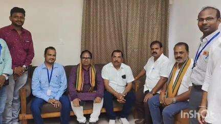 ସୋରଡା: ସୋରଡ଼ା ନିର୍ବାଚନ ମଣ୍ଡଳୀର ଲୋକ ପ୍ରିୟ ବିଧାୟକ ଙ୍କୁ ଖୋର୍ଦ୍ଧା ଠାରେ ଭେଟିଲେ ରକ୍ତଦାନ ସେବା ସଙ୍ଘ ପ୍ରତିଷ୍ଠାତା ସୁମନ୍ତ କୁମାର ଚର୍ଚ୍ଚି।