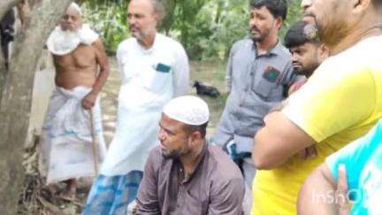 ক্যানিং ২: দেউলি এক নম্বর অঞ্চলে ভাই ভাইয়ের জমি সংক্রান্ত সমস্যার সমাধানে উপস্থিত স্থানীয় গ্রাম পঞ্চায়েতের প্রধান