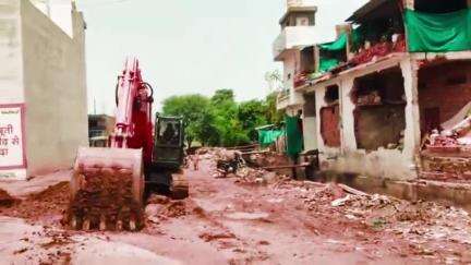 दमोह: सुभाष कॉलोनी मे जल भराव की स्थिति को देखते हुए नगर पालिका अमले ने नालियों को पोकलेन मशीन से कराया गहरीकरण #Jansamasya