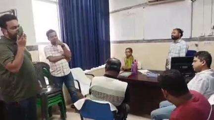 শালবনি: বিনা অনুমতিতে যন্ত্রপাতি পাচার শালবনী সুপার স্পেশালিটি হাসপাতালে,হাসপাতাল কর্তৃপক্ষের বিরুদ্ধে ক্ষোভ দেখালেন TMC নেতা