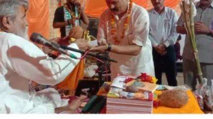 पवई: नारायणपुर में चल रही श्रीमद् भागवत कथा में शामिल होने पहुंचे विधायक पहलाद लोधी