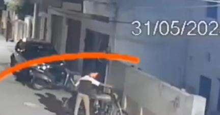तानसेन: ग्वालियर: तानसेन नगर में चोर ने चंद सेकंड में बाइक चुराई, वीडियो वायरल