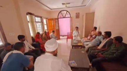 अशोक नगर: अशोकनगर विधायक ने निवास पर जनता दरबार लगाकर लोगों की समस्याएं सुनीं, समाधान के निर्देश दिए