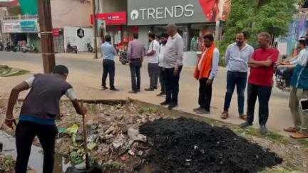 कांकेर: आमापारा वार्ड में नगर पालिका अध्यक्ष की उपस्थिति में विशेष टीम ने नालियों का किया निरीक्षण