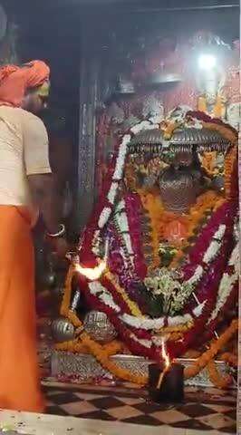 🌺🌻🌻
*#श्री_हनुमान_जी_महाराज जी की प्रातः कालीन शुभ मंगला श्रृंगार आरती दर्शन*🌺 _*#श्री_हनुमानगढ़ी_अयोध्याधामजी।।*_ 🌺🌻 दिनांक~ 31/05/2025 🌻 दिन शनिवार 🌺 श्री हनुमान जी महाराज सबके सकल मनोरथ सिद्ध करें।।🌺🌻