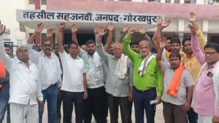 सहजनवा: सहजनवा इलाके के मेहरूलकुंडल में सार्वजनिक रास्ते पर अवैध कब्जे का मामला, नायब तहसीलदार पहुंचे मौके पर