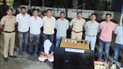 हिंगणघाट: शहरात स्थानीक गुन्हे शाखेची आय.पी.एल. क्रिकेट मॅचवर जुगार खेळणाऱ्या बुकिवर धाड:२ लाख ५२ हजार ३२० रुपये किमतीचा मुद्देमाल
