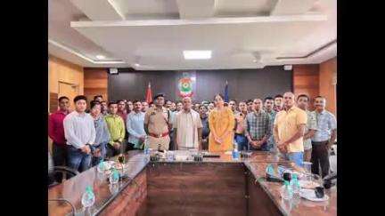राजिम: सहा. उपनिरीक्षक नंदकुमार नेताम को पुलिस विभाग से सेवानिवृत्त होने पर गरियाबंद पुलिस परिवार ने ससम्मान विदाई दी