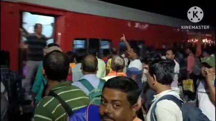 রায়গঞ্জ: অমিত শাহ এর সভায় যোগ দিতে রায়গঞ্জ স্টেশন থেকে BJP র কর্মী সমর্থকদের নিয়ে রওনা দিলেন BJP র জেলা সভাপতি নিমাই কবিরাজ