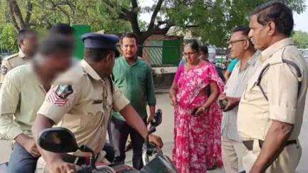 మార్కాపురం: పొదిలి ఆర్టీసీ బస్టాండులో ఒంటరి మహిళ పట్ల అసభ్య ప్రవర్తన చేసిన మందుబాబుకి దేహశుద్ధి చేసి పోలీసులకు అప్పగించిన బంధువులు