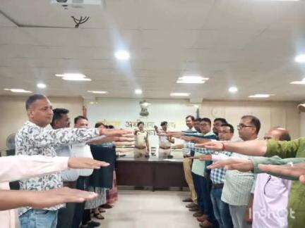 दुमका: विश्व तंबाकू निषेध दिवस पर ज़िले के पुलिसकर्मियों ने ली नशा मुक्ति की शपथ ली