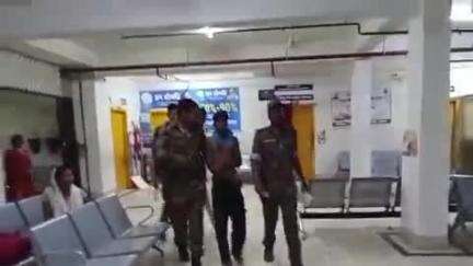 गुमला: तेलगांव में रुपये और मोबाइल छीनकर भाग रहे युवक को ग्रामीणों ने पकड़ा, पुलिस को सौंपा